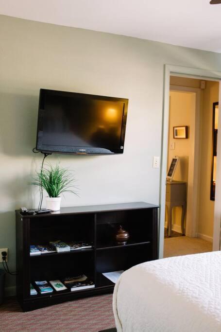 Hilltop Hideaway - 3bdr In Downtown London, Ky Apartment London